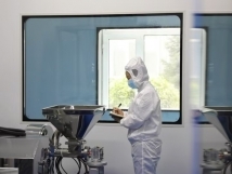 不負(fù)秋日好時(shí)光 ，亞歐廠里生產(chǎn)忙， 機(jī)器轟鳴干勁足，熱火朝天普新章！